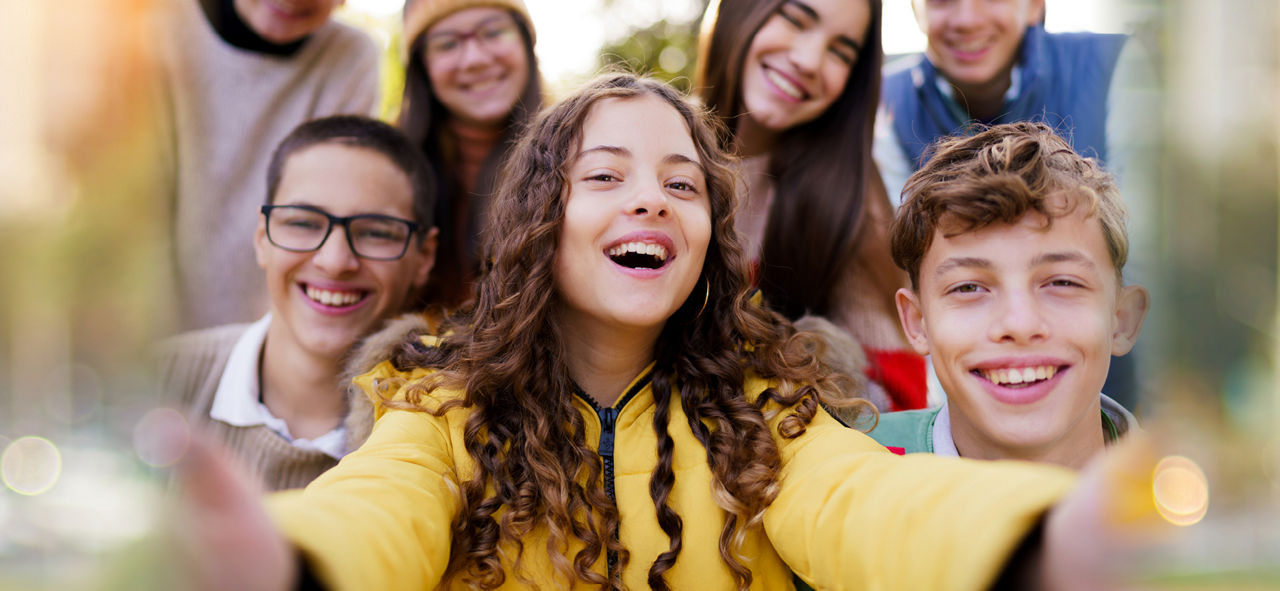 Schüler, die in die Kamera lachen