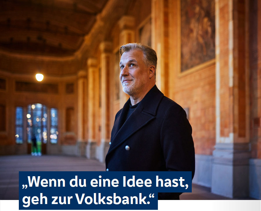 Marc Marshall vor einem historischen Gebäude