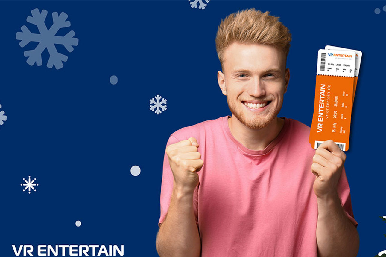 Ein Mann freut sich über Tickets