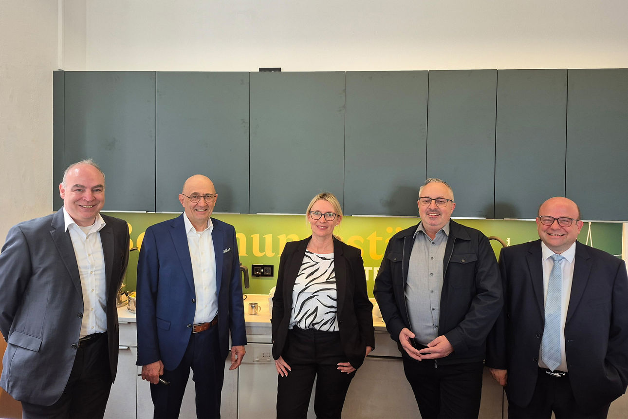 Vier Herren und eine Dame als Gruppenfoto.