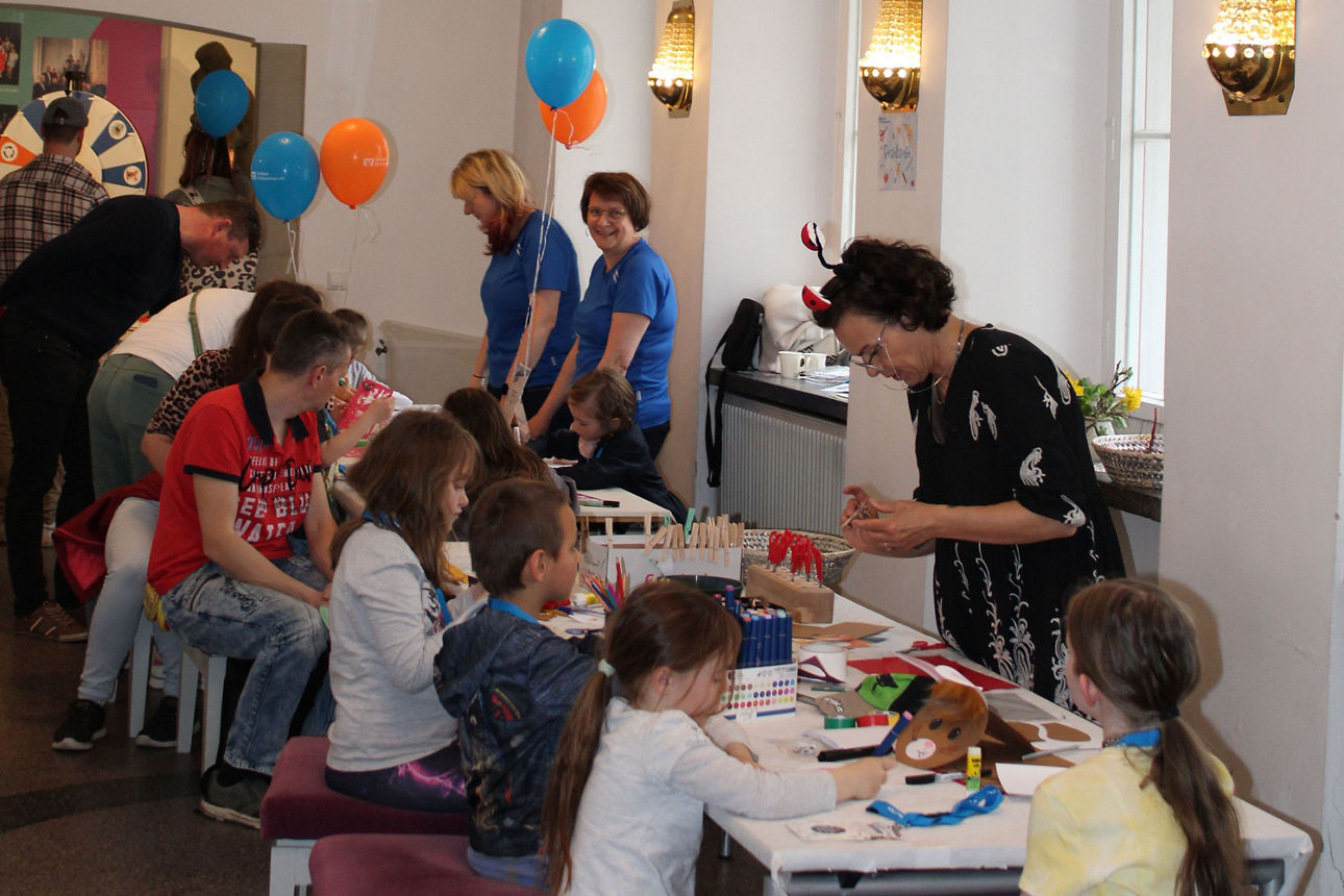 Abbildung 2: Kreative Entfaltung an der Bastelstraße