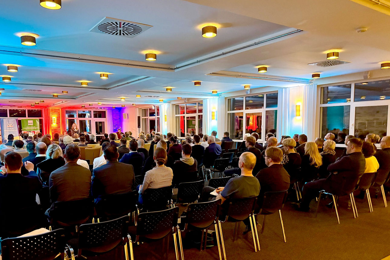 Perspektive von den Gästen in Richtung Podium