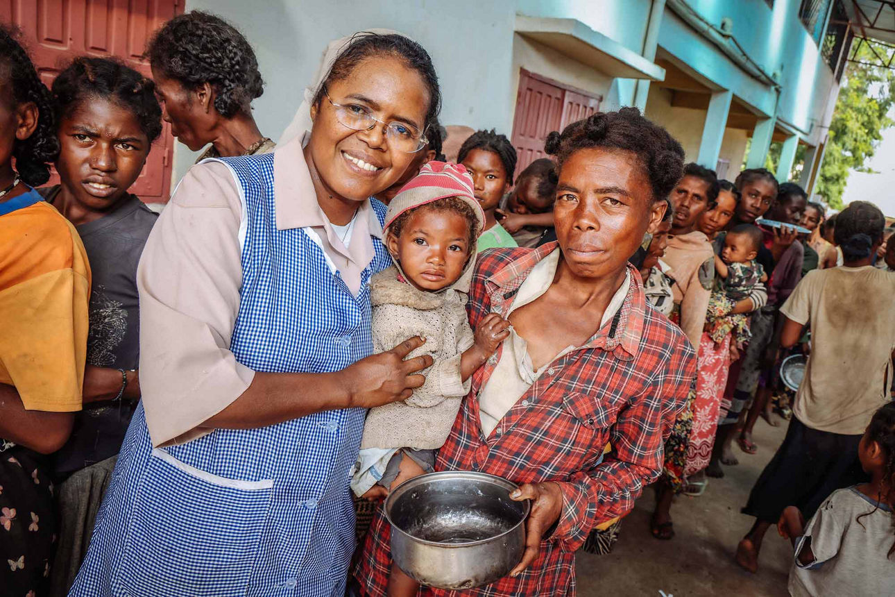 Tsihombe in der Diözese Tolagnaro Reportage und Dokumentation der sozio-pastoralen Arbeit der Schwestern Filles de la Charité Saint Vincent de Paul im verarmten Süden des Landes, der von Hungerkrisen, Zyklonen und Wassernot geprägt ist. Neben Schule, Krankenstation und Heim für Behinderte leisten die Schwestern akute Nothilfe mit einer Essensausgabe für 600 Personen am Tag, darunter 297 neu angekommene Binnenflüchtlinge in schlechtem Zustand aus Androy, vor allem Frauen und Kinder, einige davon stark unterernährt. Leiterin Sr.Beatrice Rasonhamtaryirima (50) geht auch mit ihren Mitschwestern Nirvana(41) und Jovelyn(41) zu den Notunterkünften der Migranten am ausgetrockneten Fluss, die keinerlei Hilfe von den Behörden erhalten. Die Bilder sprechen für sich, so muss man wohl von einer Hungersnot sprechen!