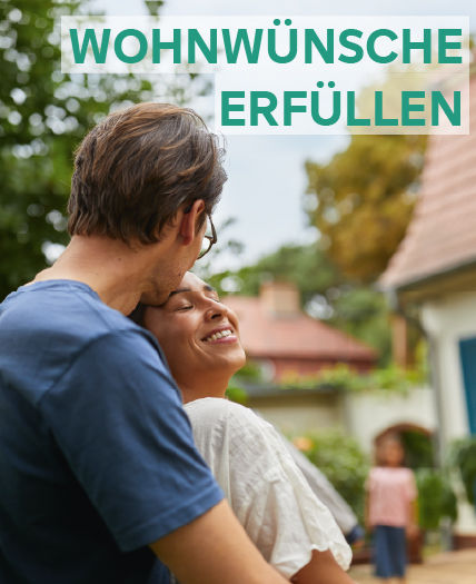 Mann umarmt eine Frau von hinten und küsst auf ihre Stirn