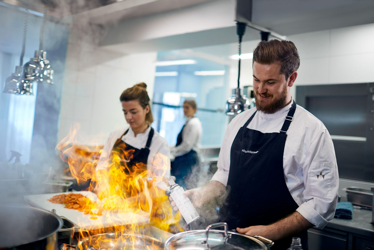 Köche flambieren Essen