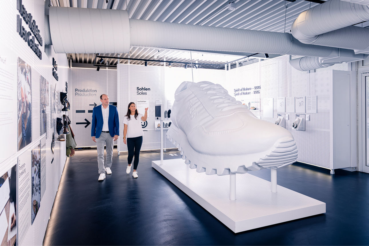 Geschäftsleitung und Bankberater im Gespräch an einer Produktionsstätte