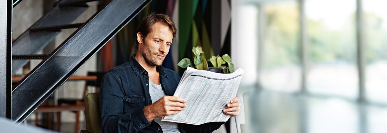 Ein Mann liest Zeitung