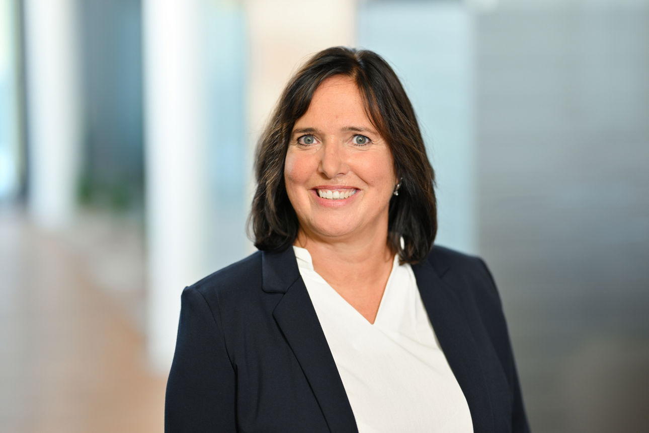 Private Banking Ansprechpartnerin Birgit Bröcker. Eine Frau in Bluse und Blazer.