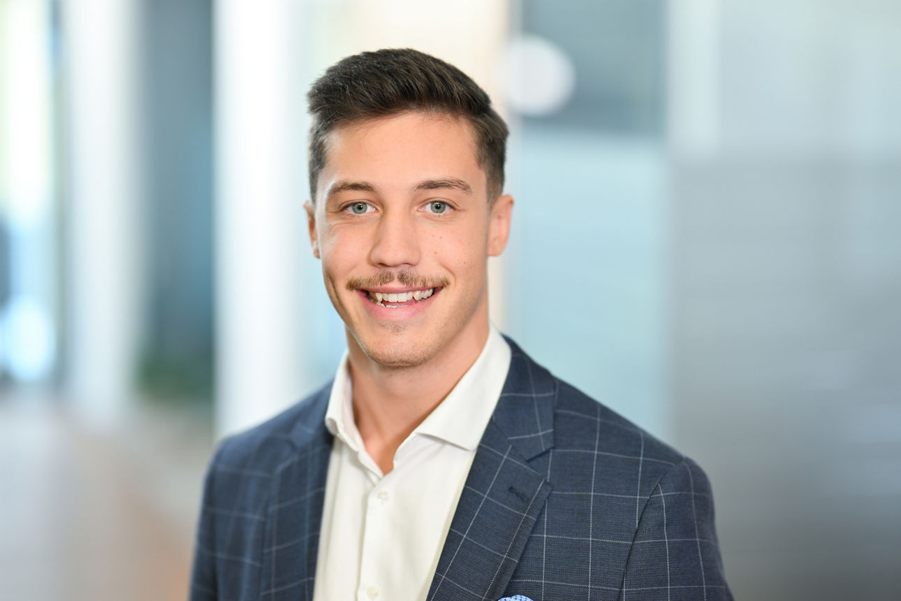 Private Banking Ansprechpartner Alexander Jausovec. Ein Mann im Anzug.