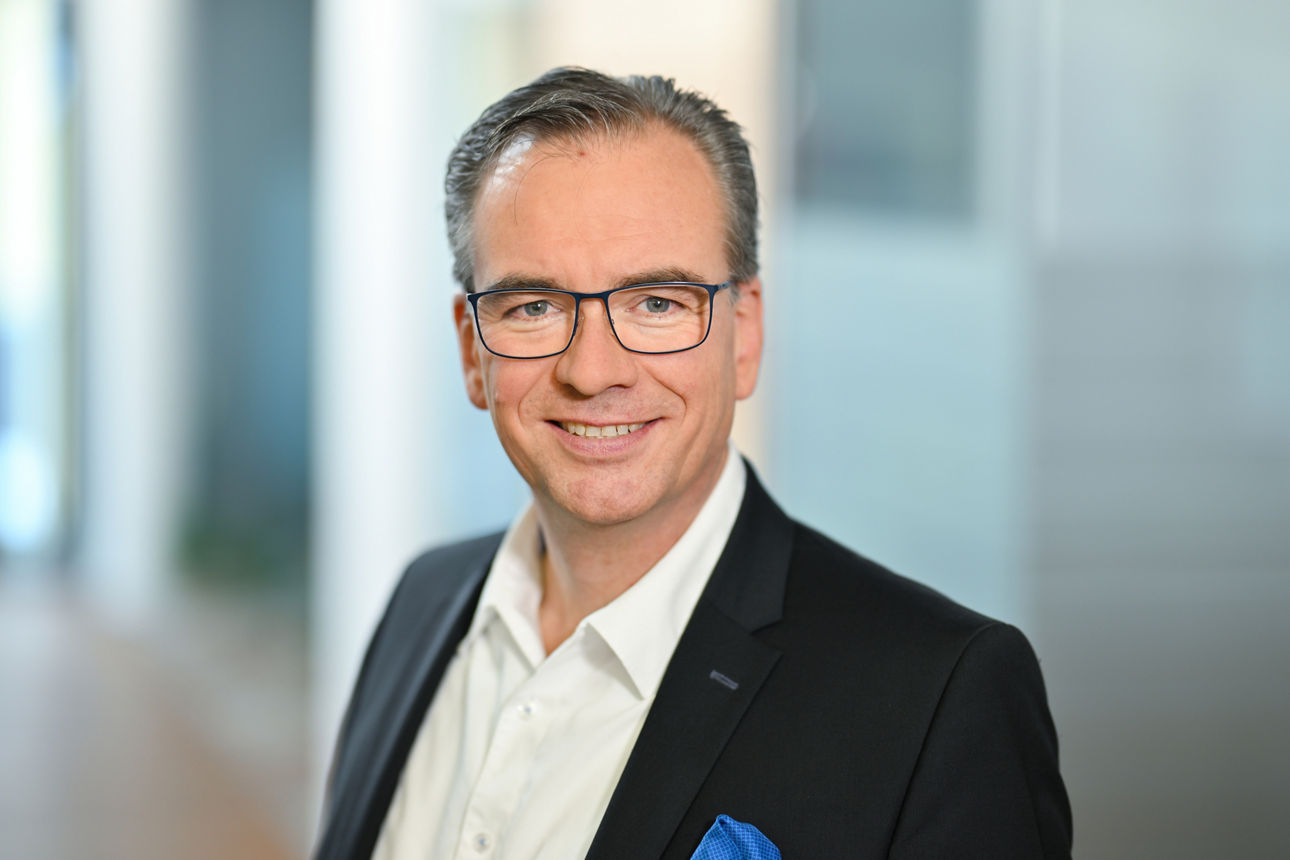 Private Banking Ansprechpartner Jochen Kasüske. Ein Mann im Anzug.