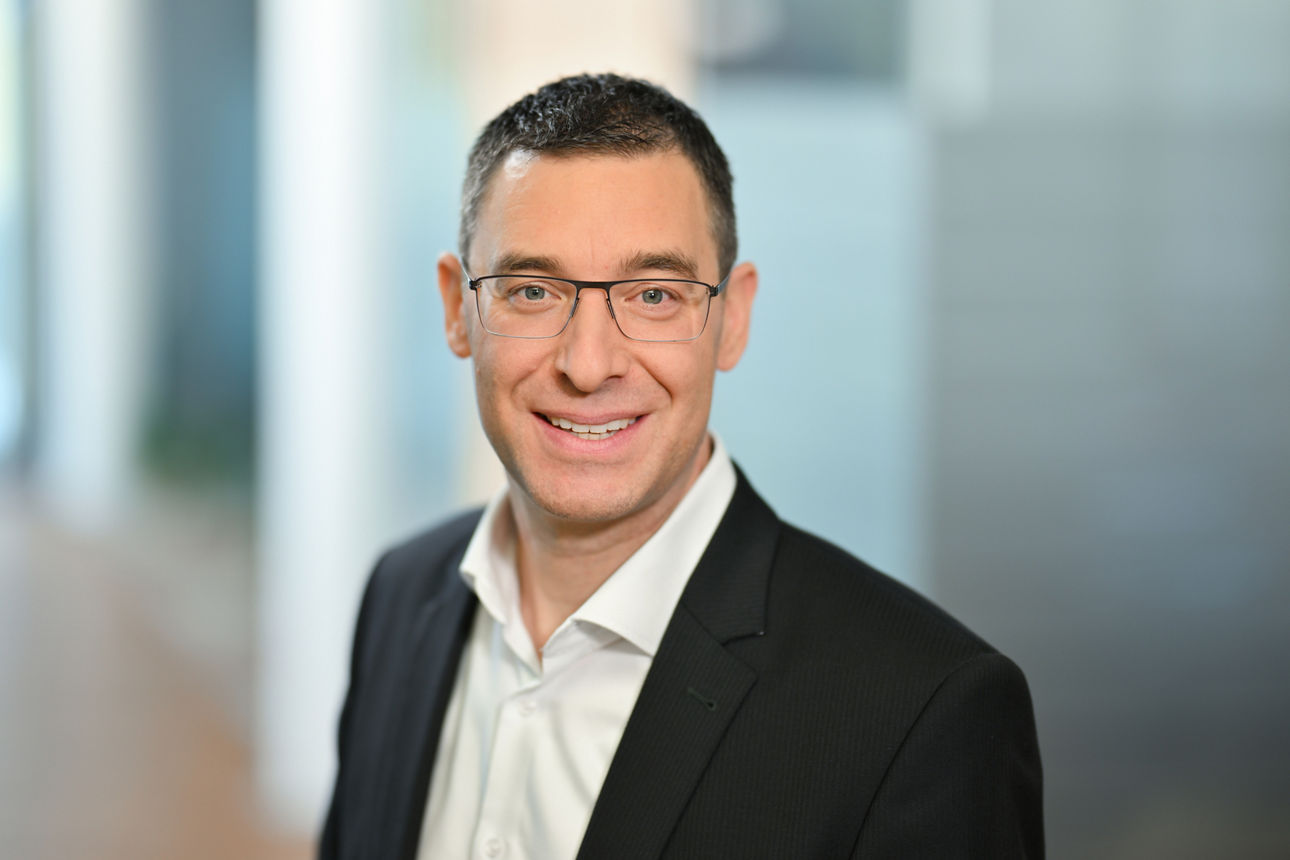 Private Banking Ansprechpartner Christoph Molnar. Ein Mann im Anzug.