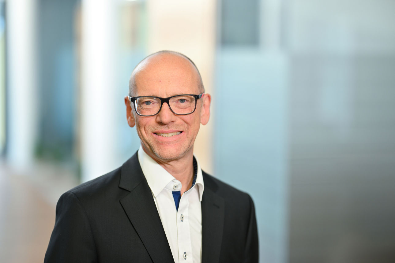 Private Banking Ansprechpartner Thomas Strauss. Ein Mann im Anzug.