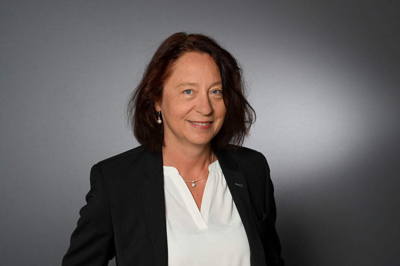 Immobilien Ansprechpartnerin Petra Pfeiffer-Mündelein. Eine Frau in Business Kleidung.