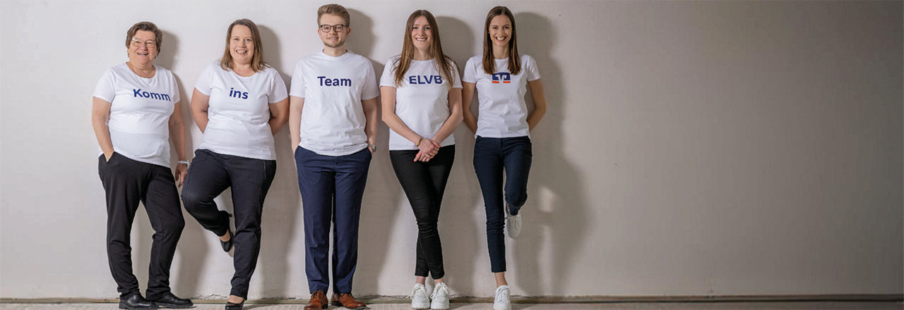5 Leute laufen in Volksbank T-Shirts in Richtung Kamera
