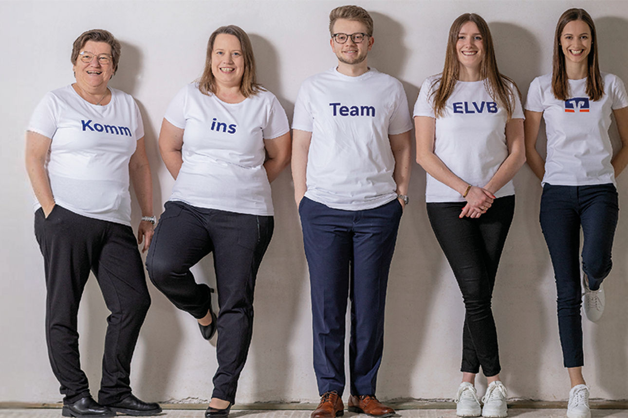 5 Leute laufen in Volksbank T-Shirts in Richtung Kamera