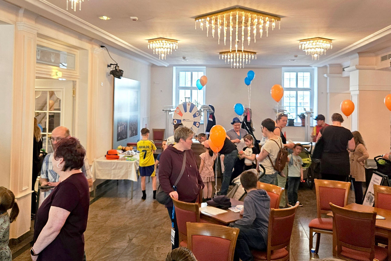 Abbildung 3: Zahlreiche Gäste im Foyerbereich des Theaters Döbeln