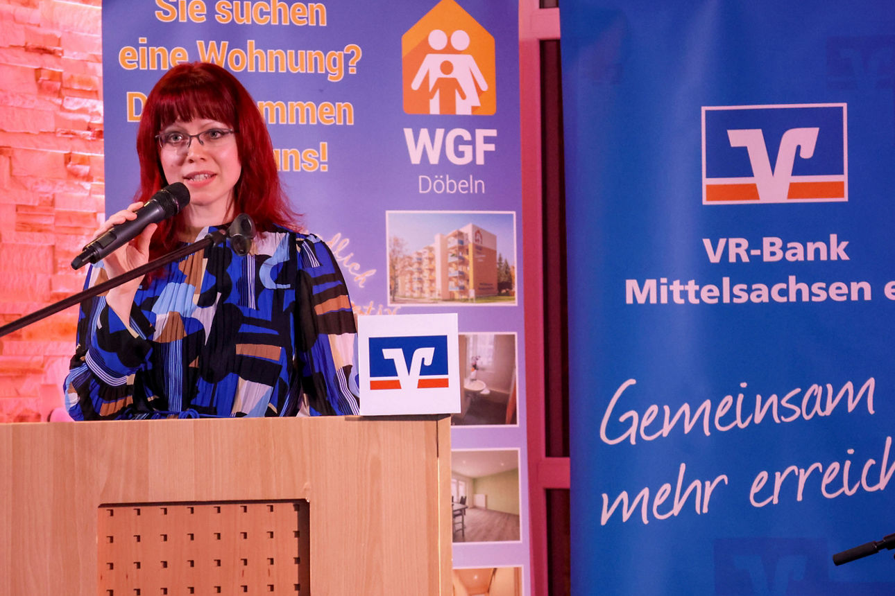 Abbildung 3: Vorständin Anne Koschnick spricht zu den Gästen