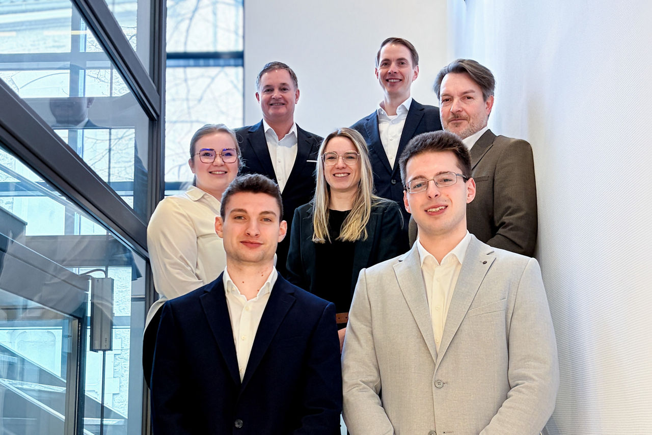 Die erfolgreichen Absolvente Malte Jungnitz und Bjarne Martens (vorne, von links) mit den Ausbildungsleitern und Vorständen