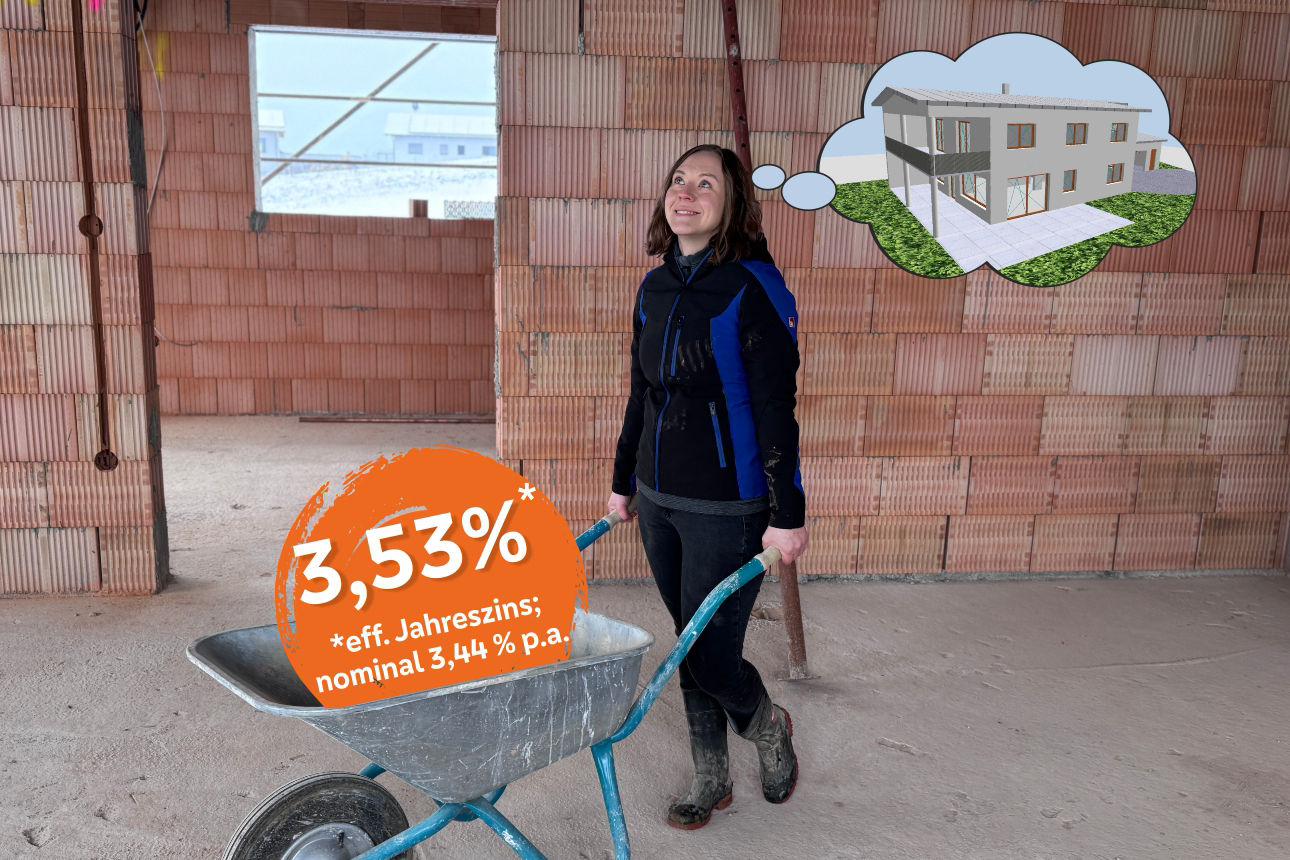 Frau auf Baustelle mit Schubkarren
