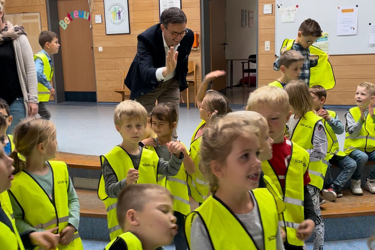 High Five von Kind mit Warnweste