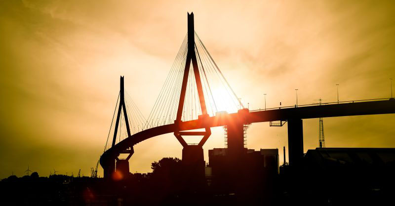Brücke im Sonnenuntergang