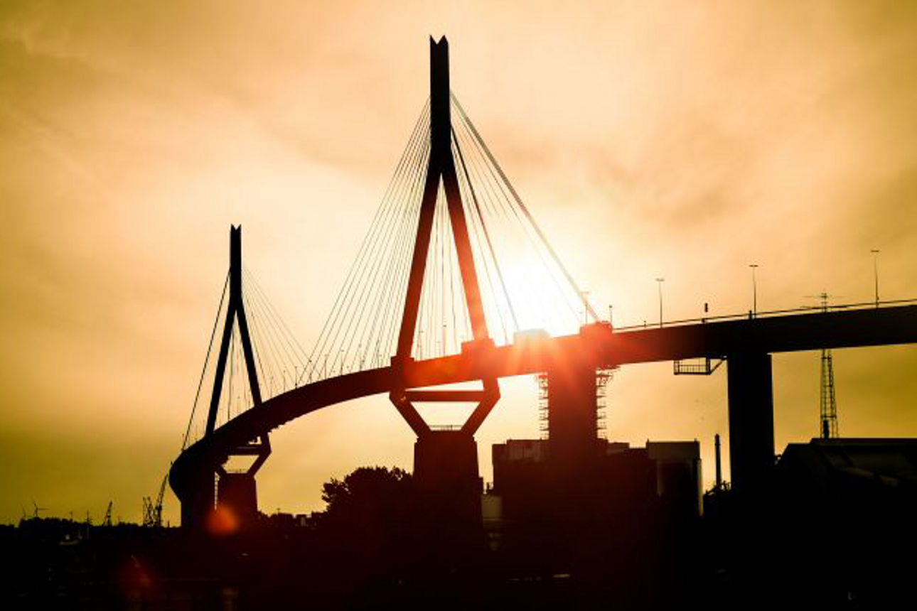 Brücke im Sonnenuntergang