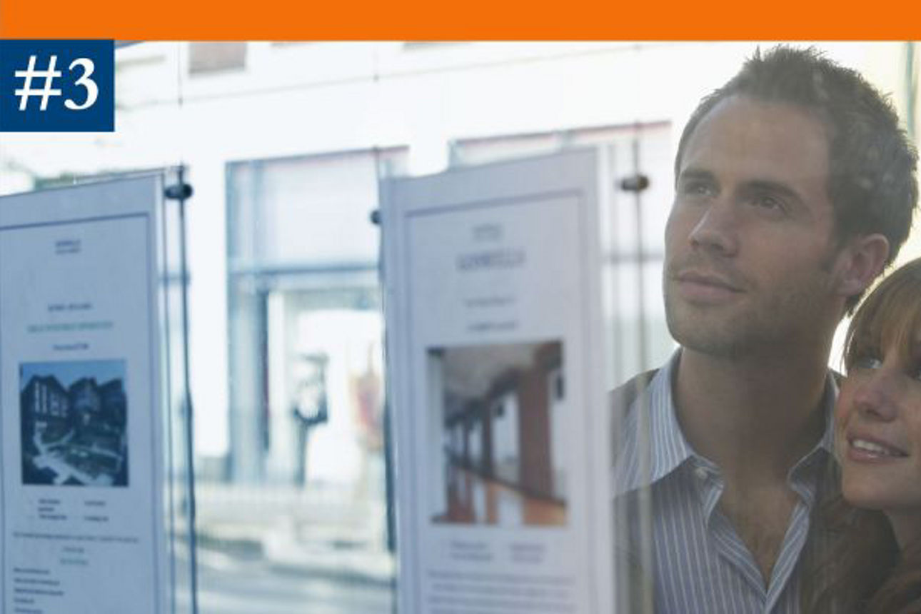 Zwei Personen lesen Immobilieninserate