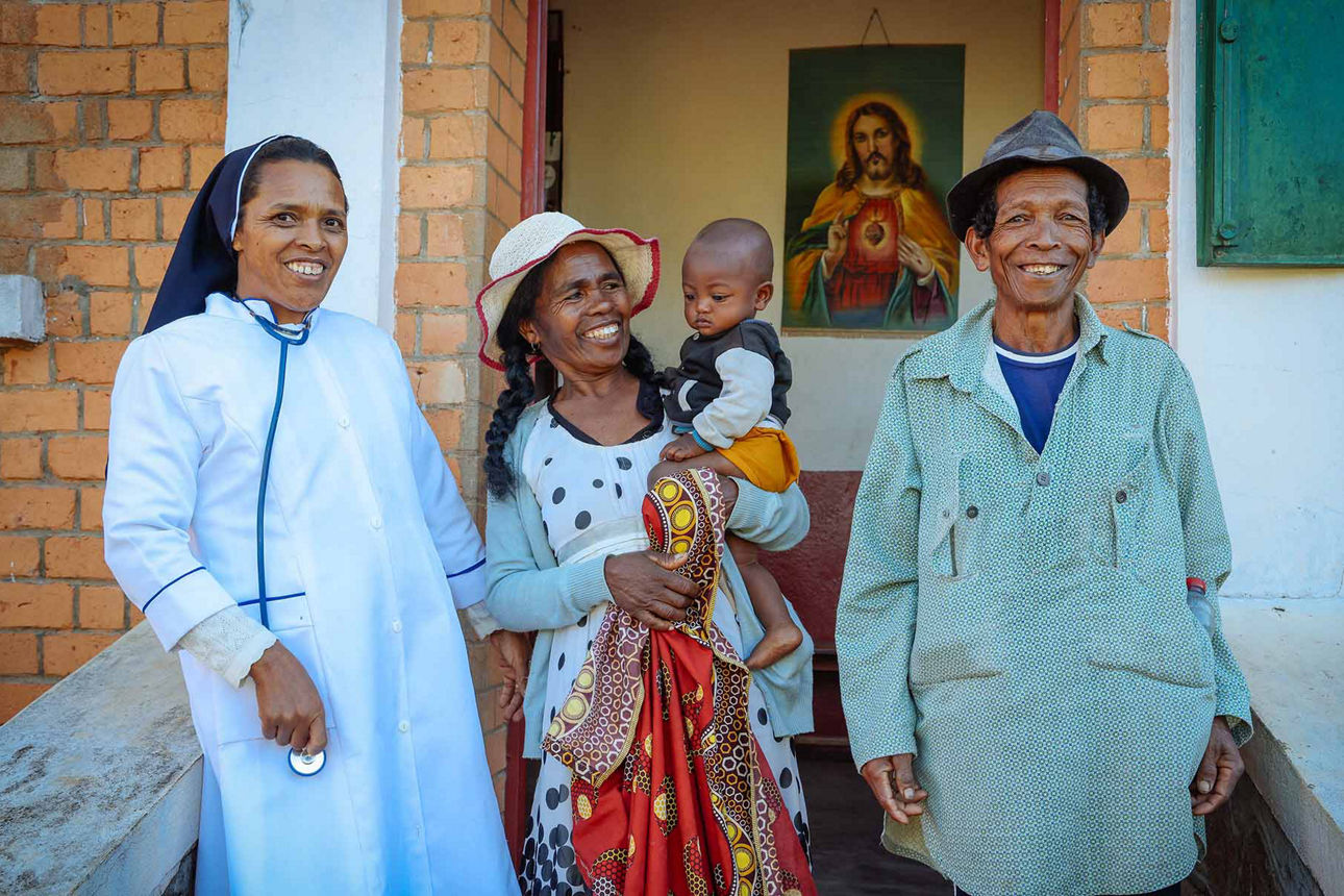 Sandrandahy in der Diözese Ambositra: Reportage über die Bon Pasteur Schwester Nirina Bernadette (52) und ihr ökologisches Engagement zum Schutz der Umwelt. Gemeinsam mit den Aspirantinnen der Ordensgemeinschaft organisiert sie Baumpflanzaktionen zur Wiederaufforstung. In der abgelegenen Region gibt es keinen Strom, so wird fast ausschließlich mit Feuerholz gekocht. Die Herstellung von Holzkohle durch Köhler ist trotz Verbot weit verbreitet. 90% der Waldfläche Madagaskars ist zerstört. Sr.Nirina ist ausgebildete Krankenschwester und betreibt auch die Krankenstation im Haus. Die Ordensgemeinschaft bietet benachbarten Familien Beschäftigung und Einkommen auf den landwirtschaftliche Flächen. Das Dorf heißt Amoron’i Mania, wo die Schwestern auch seelsorgerisch tätig sind. Die Landbevölkerung ist bitterarm, einen Arzt gibt es nicht. 