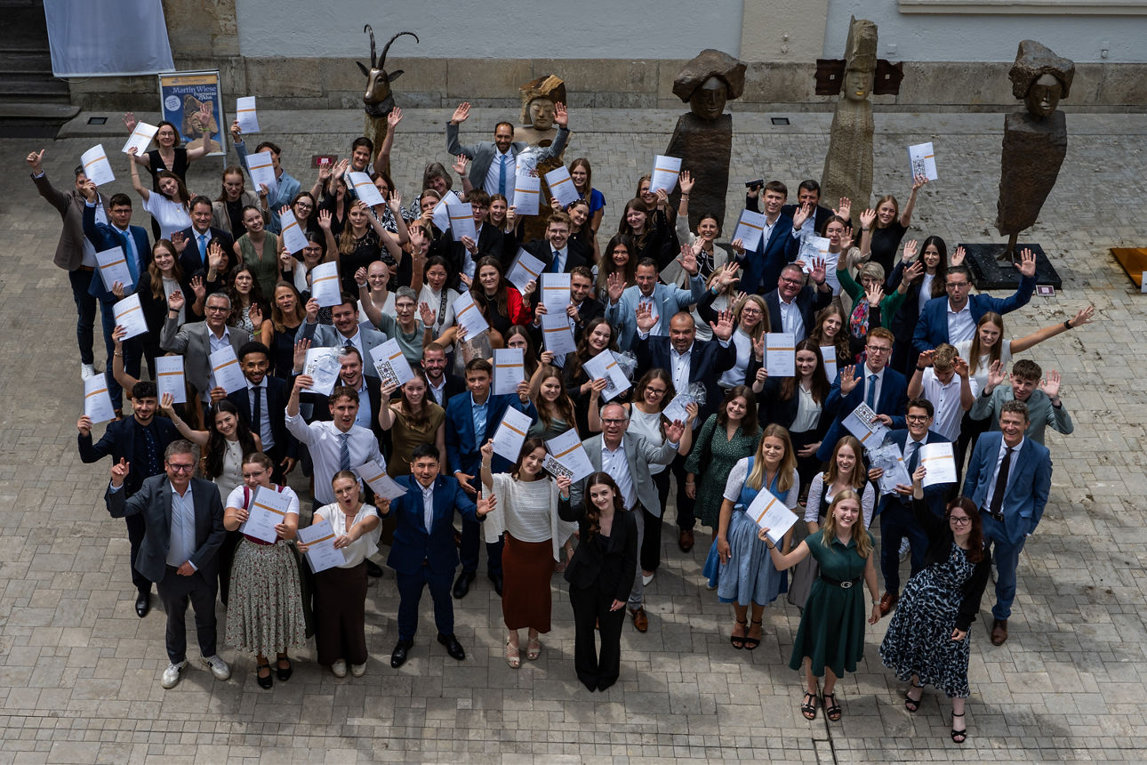 Absolventen bei der Lehrabschlussfeier 2026 in München