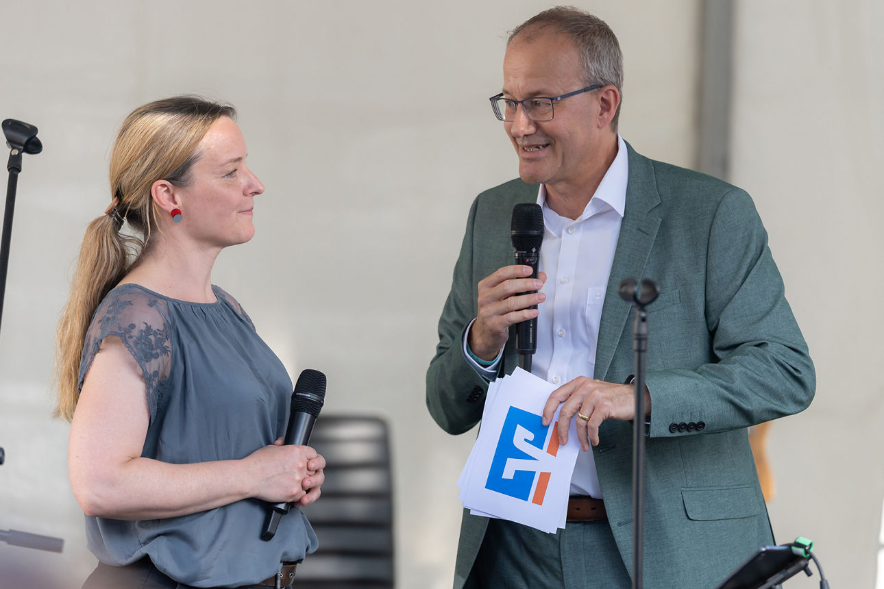 Vorstandsvorsitzender der VVRBank Kur-u. Rheinpfalz im Gespräch mit der Künstlerin an der Kultournacht