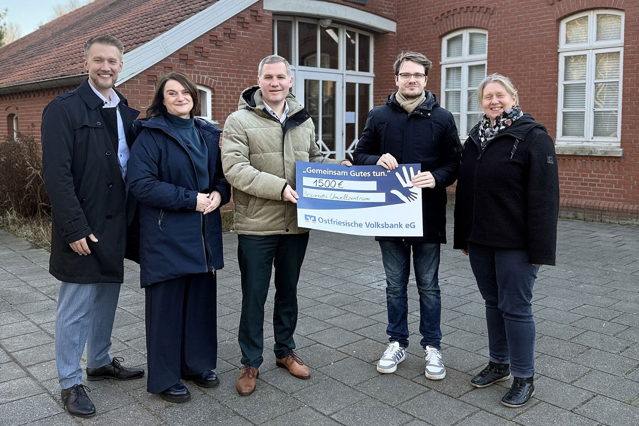 Vertreter:innen der Volksbank Papenburg und des Regionalen Umweltbildungszentrums Emsland halten einen symbolischen Scheck