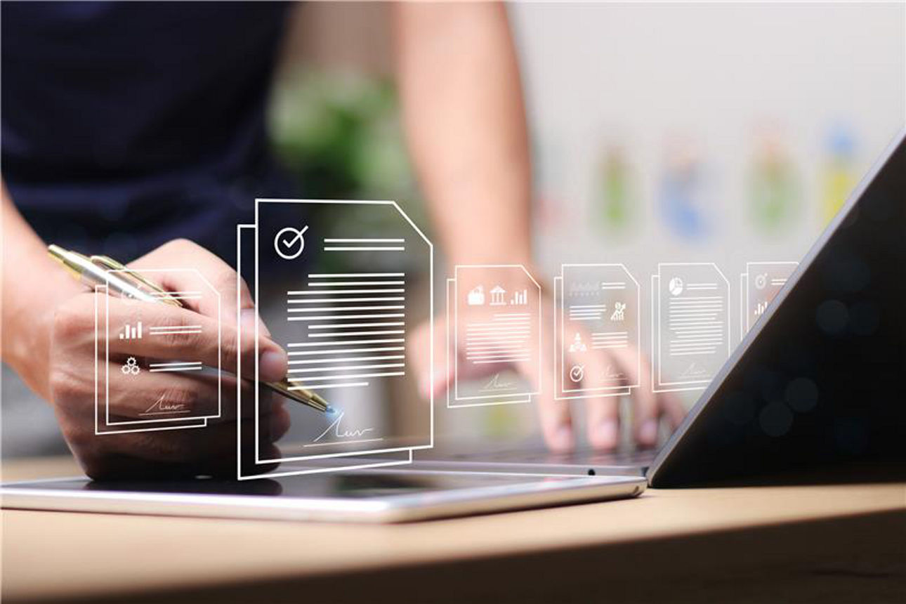 Digitale Dokumente werden geprüft und unterschrieben, was einen modernen Arbeitsablauf darstellt.
