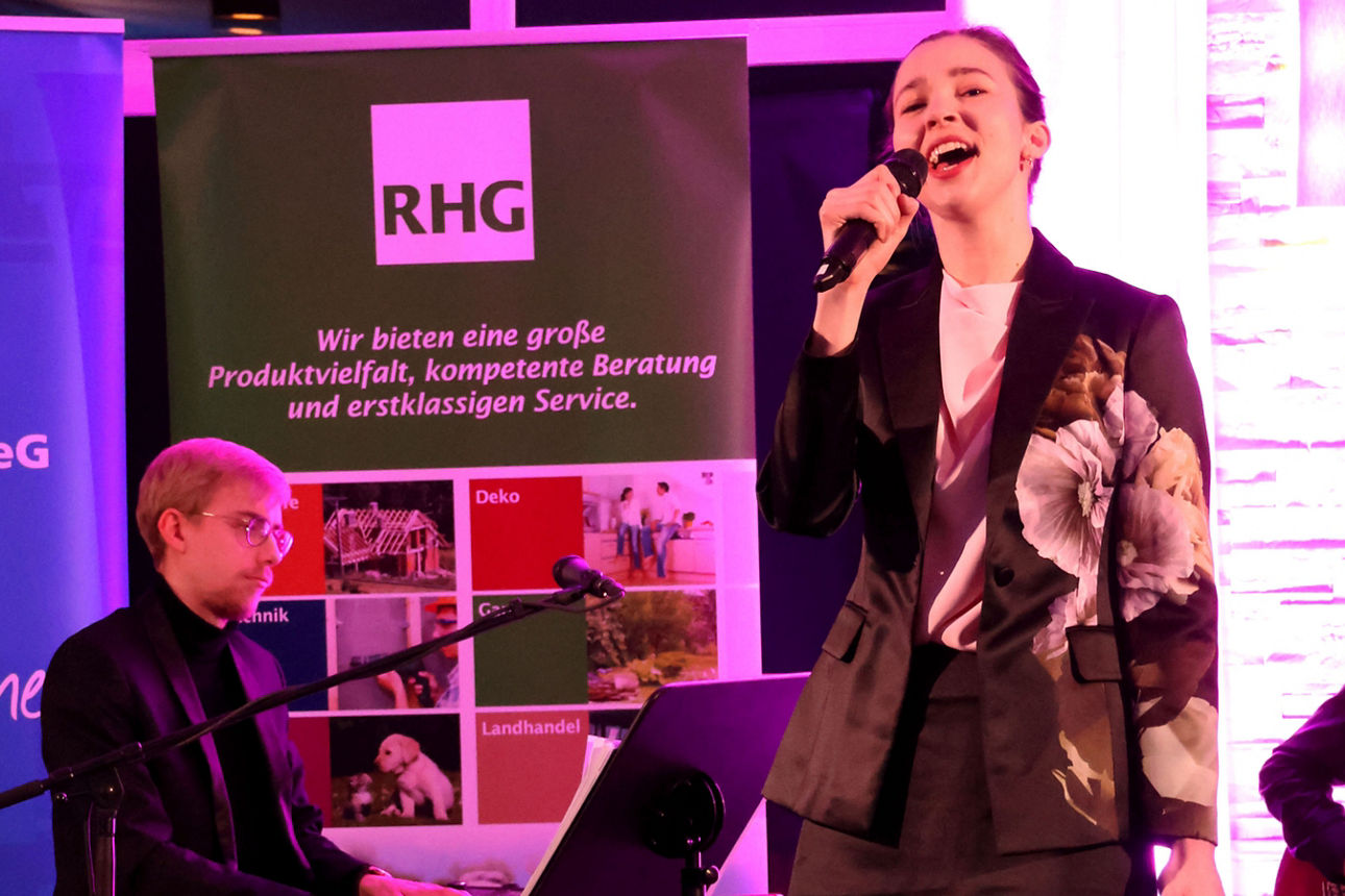 Abbildung 4: Eine Frau in singender Haltung und ein Mann am Keyboard