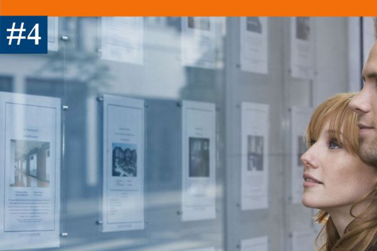 Zwei Personen sichten Immobilienexposes in Dänemark