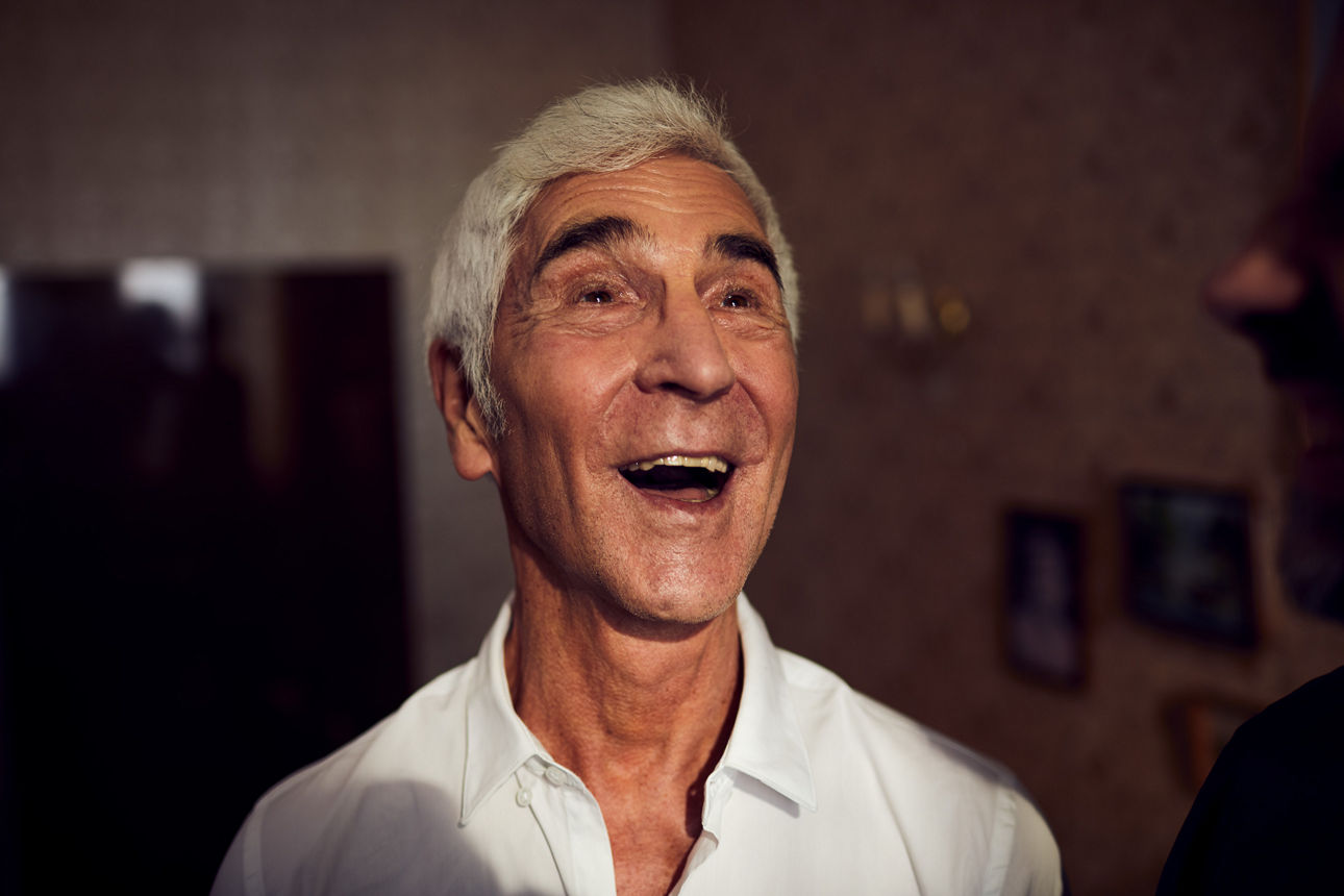 Älterer Mann freut sich