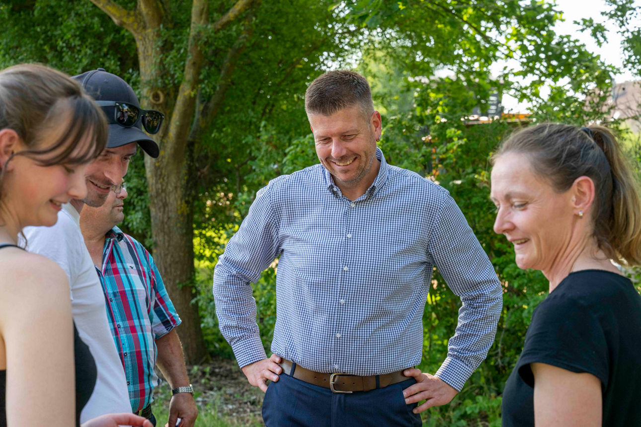 Kreditberater Rico Burges im Gespräch mit Gästen