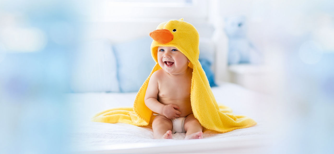 Ein Baby mit einem Entenbademantel
