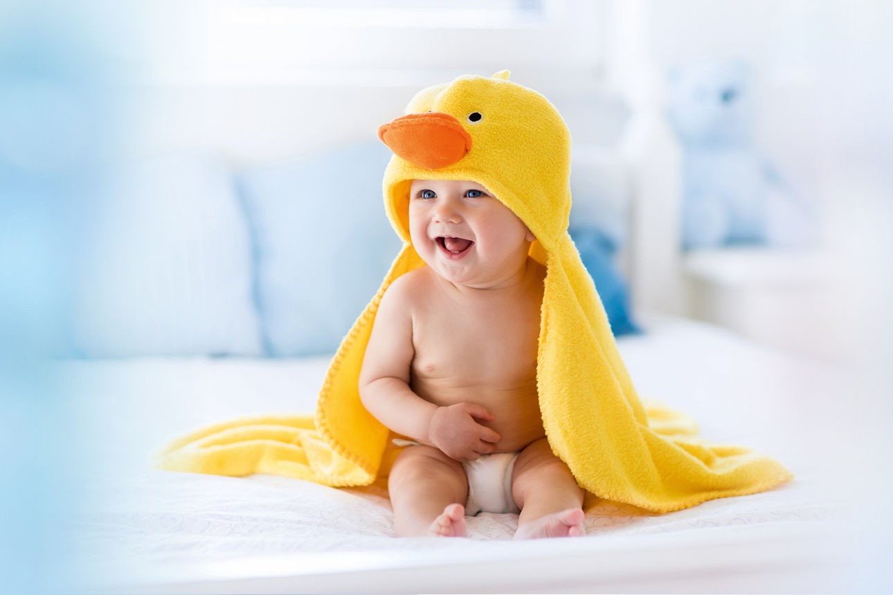 Ein Baby mit einem Entenbademantel