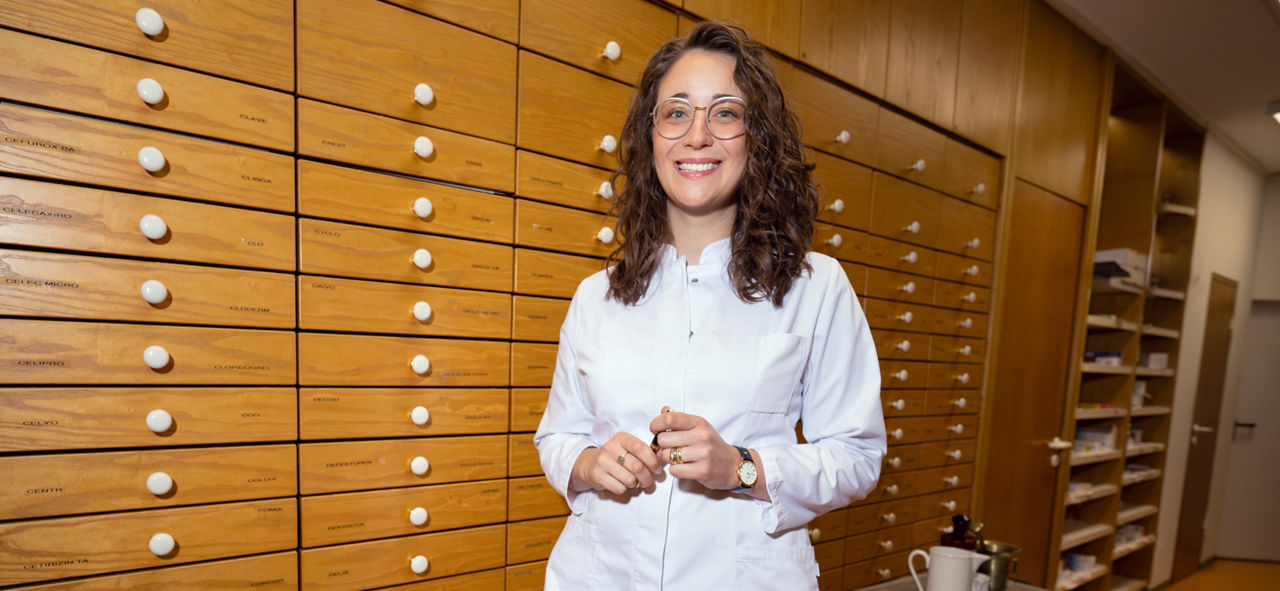 Apothekerin in ihrer Apotheke