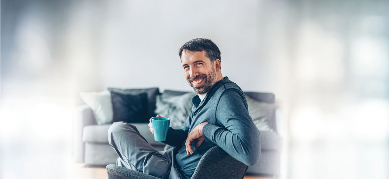 Lächelnder Mann mit Kaffeetasse