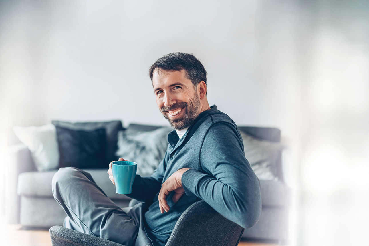 Lächelnder Mann mit Kaffeetasse