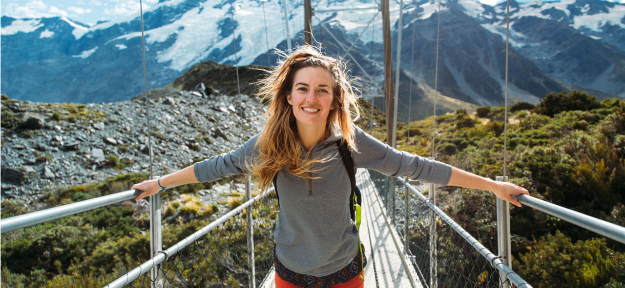 Frau in Wanderklamotten auf einer Hängebrücke