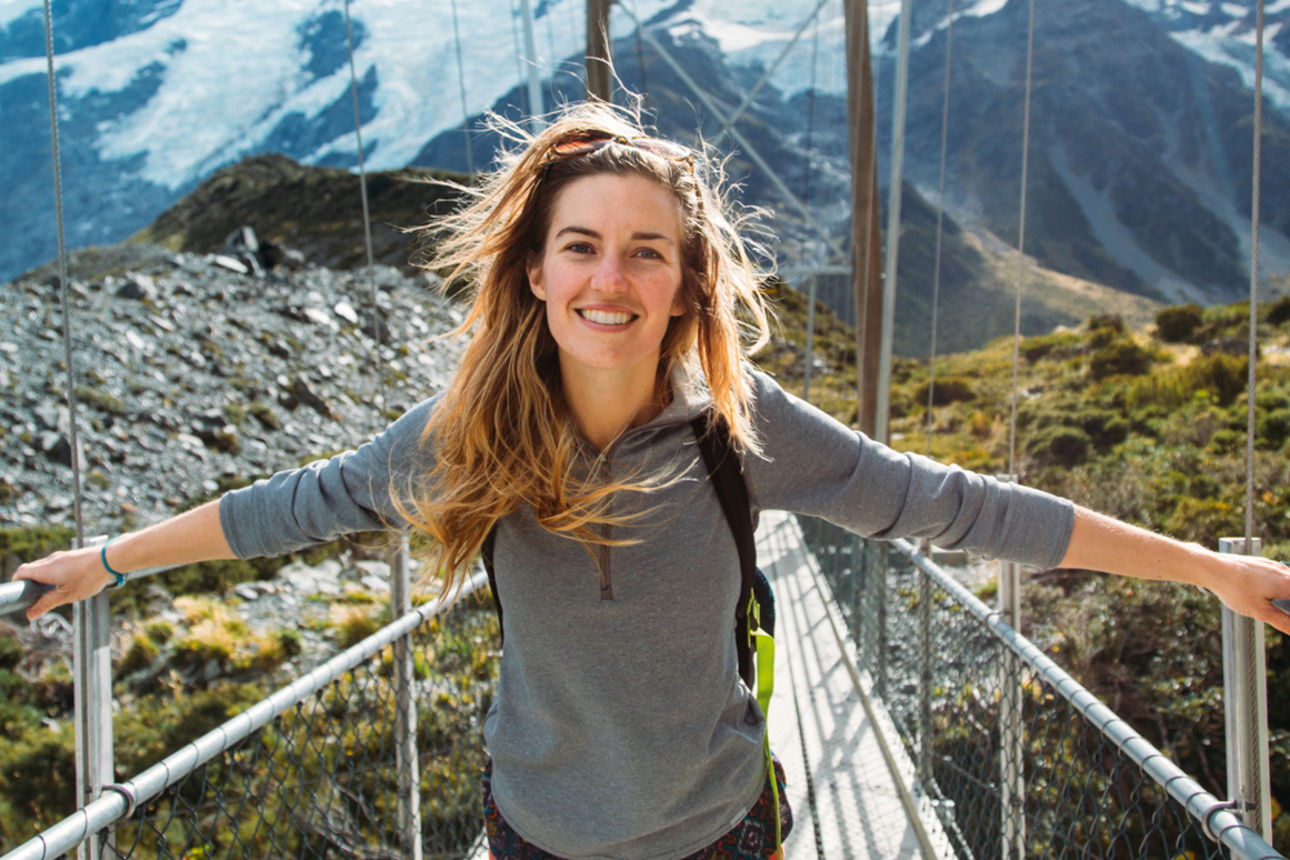 Frau in Wanderklamotten auf einer Hängebrücke