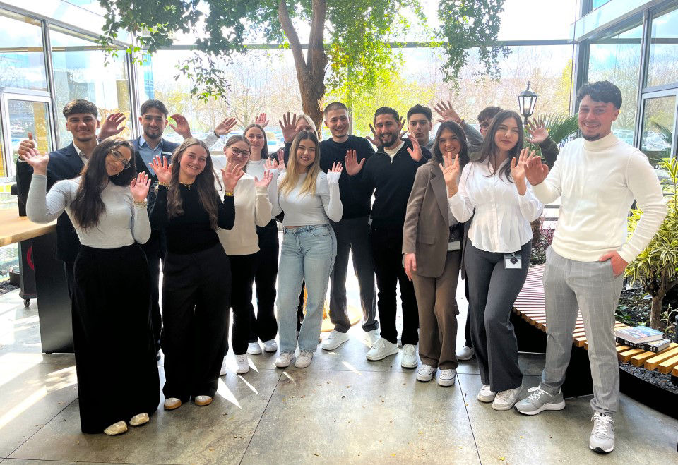 Gruppenbild der Azubis der VR-Bank Ludwigsburg im Atrium