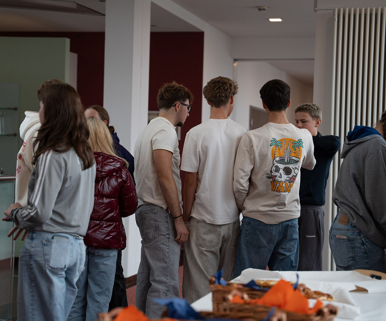 Schüler*innen genießen die Verpflegung während einer Pause beim Finanzbildungstag