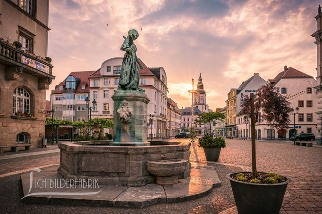 Eine Frau und ein Mann an einem Laptop