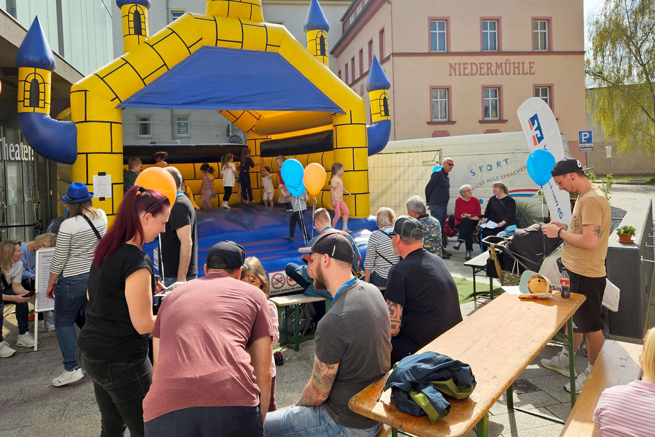 Abbildung 5: Ausgelassene Stimmung auf dem Theatervorplatz mit Hüpfburg