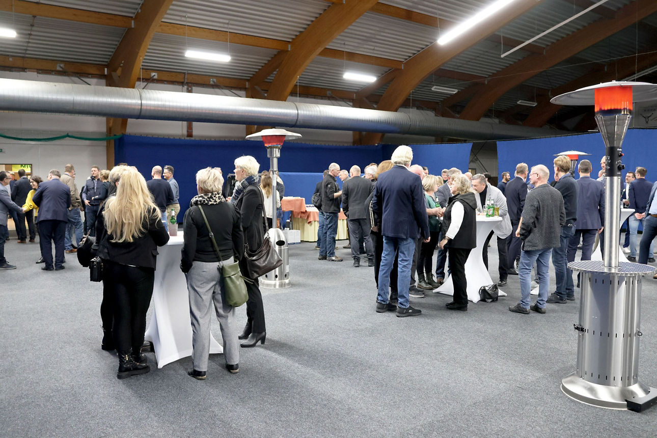 Abbildung 5: Unzählige Personen in Gesprächen vertieft