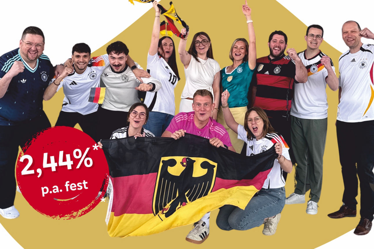 Gruppe aus Personen in Deutschland-Trikots feiern. Zinsstörer mit 2,44% p.a. fest