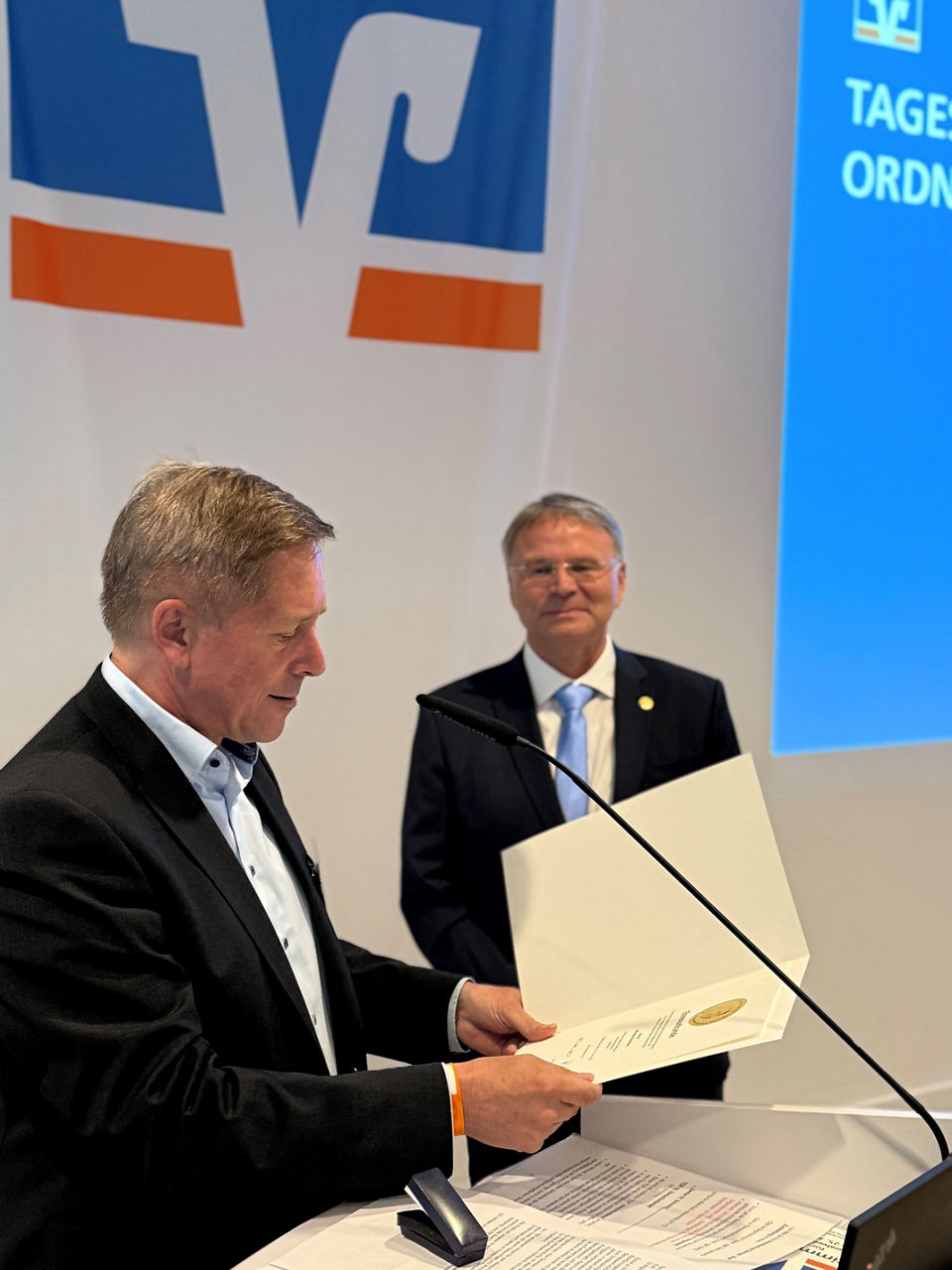 Mario Kiesling überreicht Michael Grahlow eine Urkunde bei der Generalversammlung.